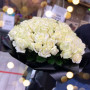 Букет из 101 белой розы в черной упаковке фото 2