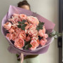Букет из пионовидные роз с эвкалиптом фото 2