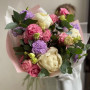 Букет из белых пионов и гвоздики фото 2