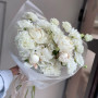 Букет из белых пионов и эустомы фото 3